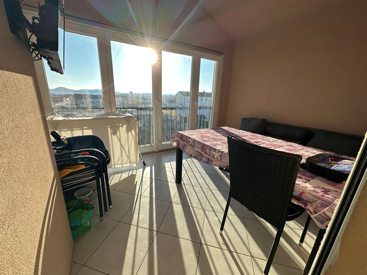 Vodice - appartamento con due camere da letto, vista mare, 600 m dal centro