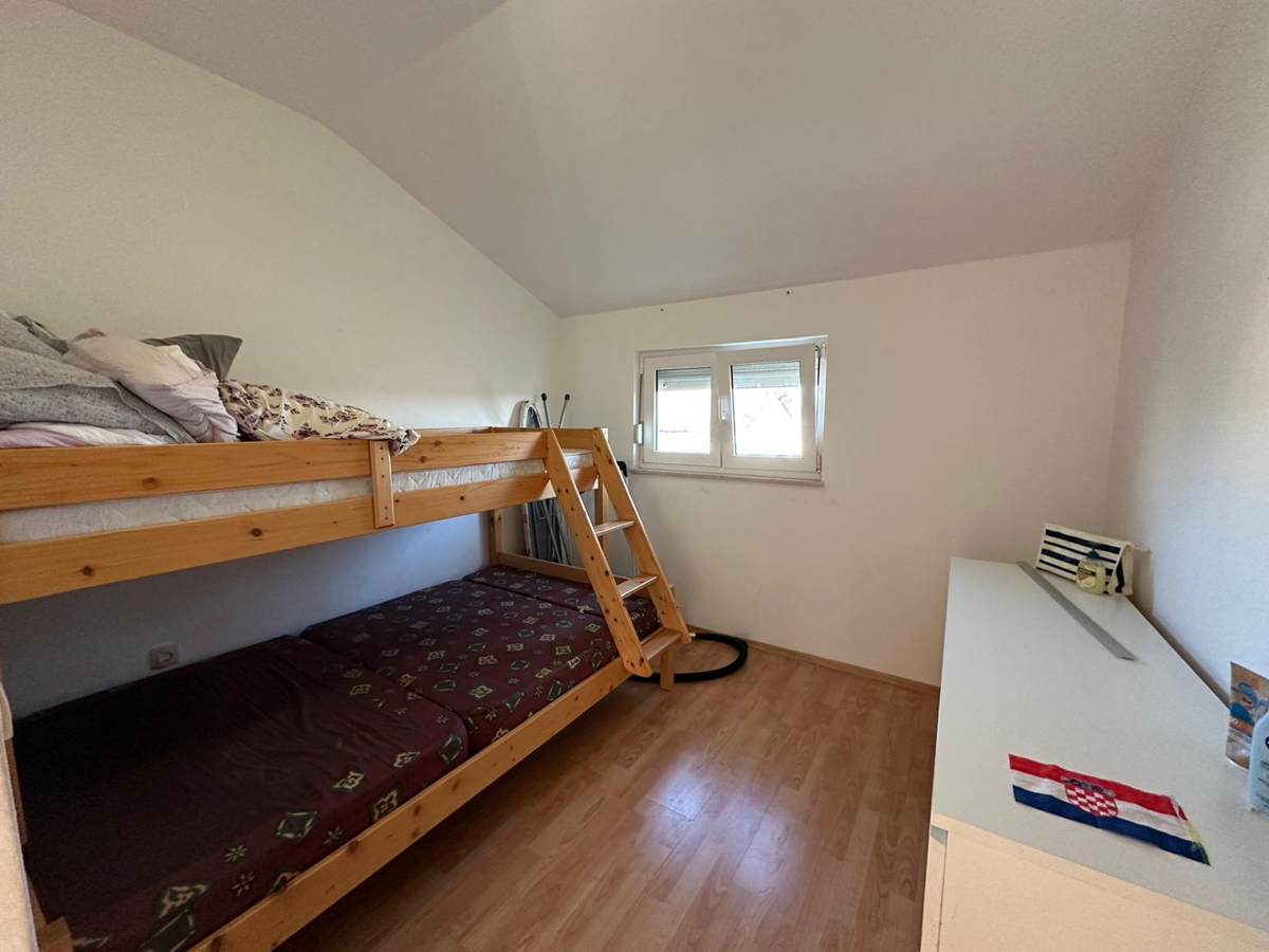 Vodice - appartamento con due camere da letto, vista mare, 600 m dal centro