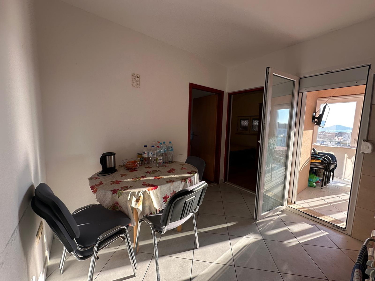 Vodice - appartamento con due camere da letto, vista mare, 600 m dal centro