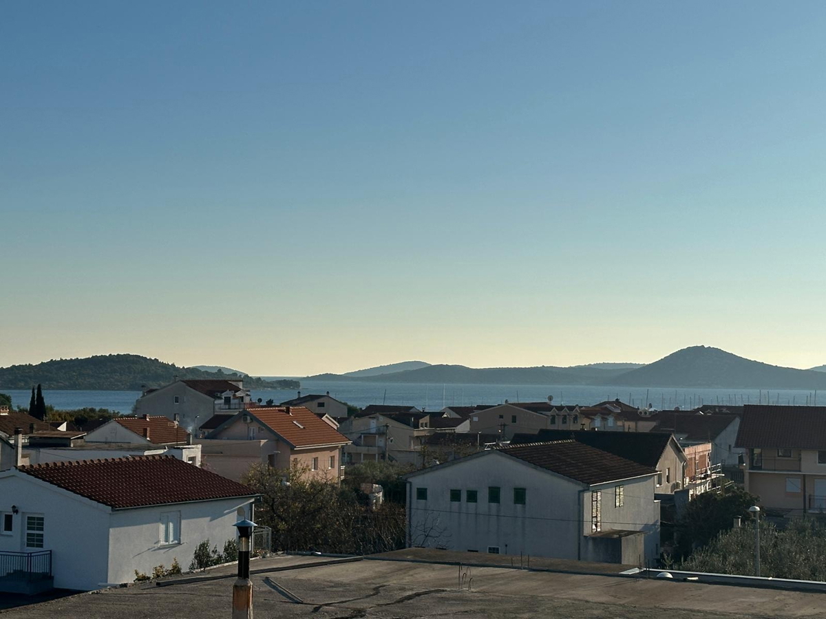 Vodice - appartamento con due camere da letto, vista mare, 600 m dal centro