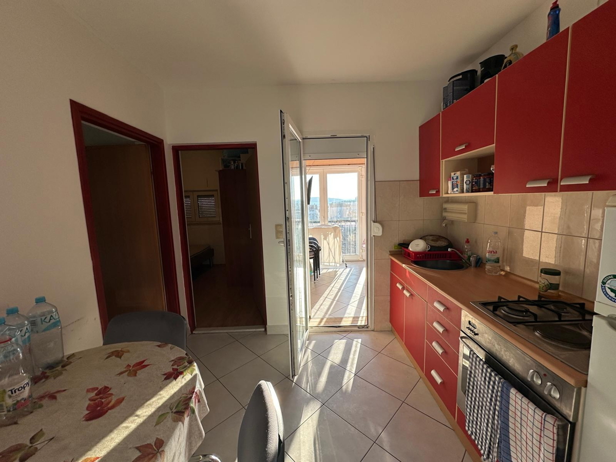 Vodice - appartamento con due camere da letto, vista mare, 600 m dal centro