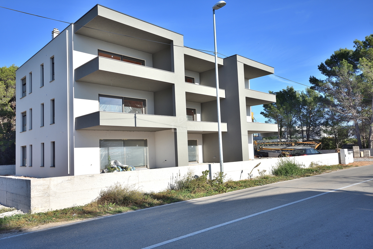 Vodice, Srima - **NUOVA COSTRUZIONE** Appartamento S1 con giardino, 300 m dalla spiaggia