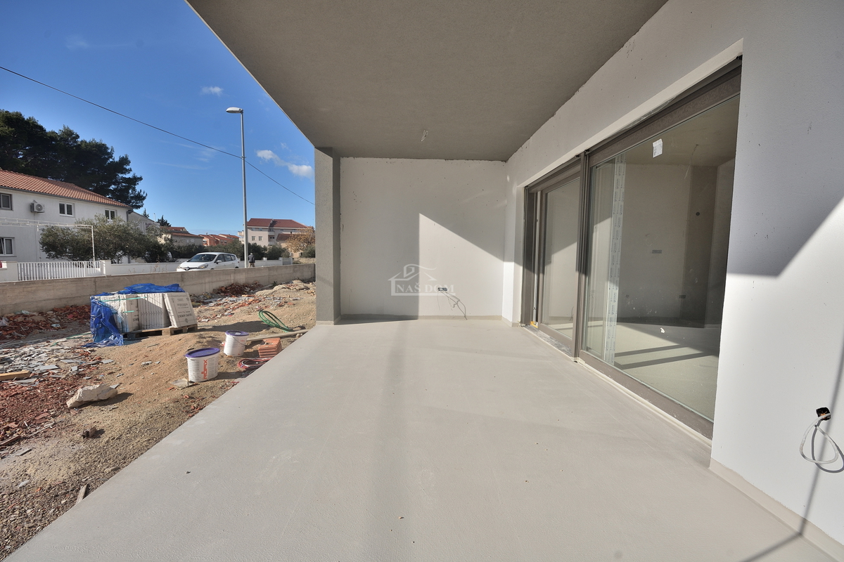 Vodice, SRIMA - Appartamento A-S1 con giardino, a 300 m dalla spiaggia