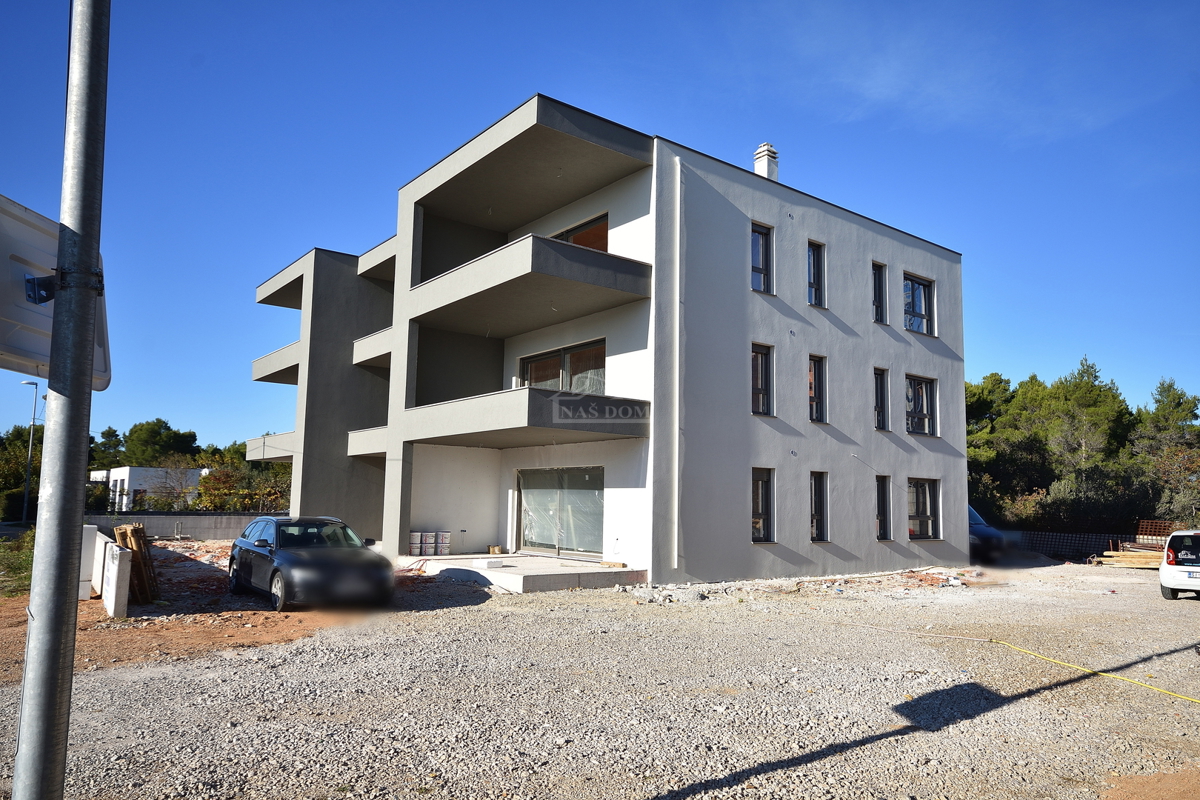 Vodice, Srima - **NUOVA COSTRUZIONE** Appartamento S1 con giardino, 300 m dalla spiaggia