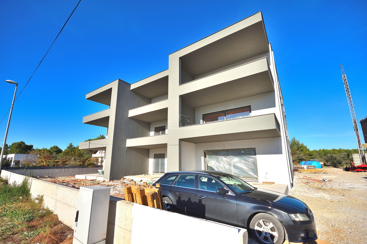 Vodice, Srima - **NUOVA COSTRUZIONE** Appartamento S1 con giardino, 300 m dalla spiaggia