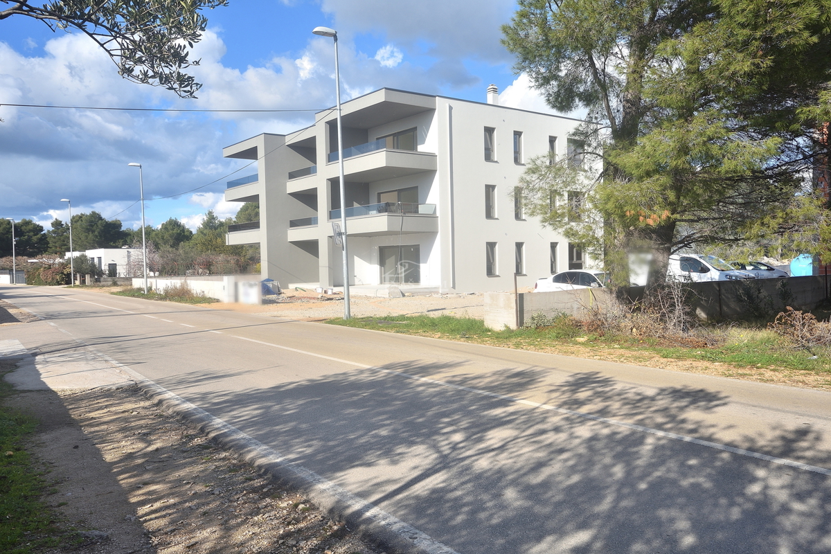 Vodice, SRIMA - Appartamento A-S1 con giardino, a 300 m dalla spiaggia