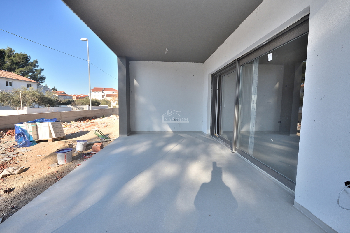 Vodice, SRIMA - Appartamento A-S1 con giardino, a 300 m dalla spiaggia