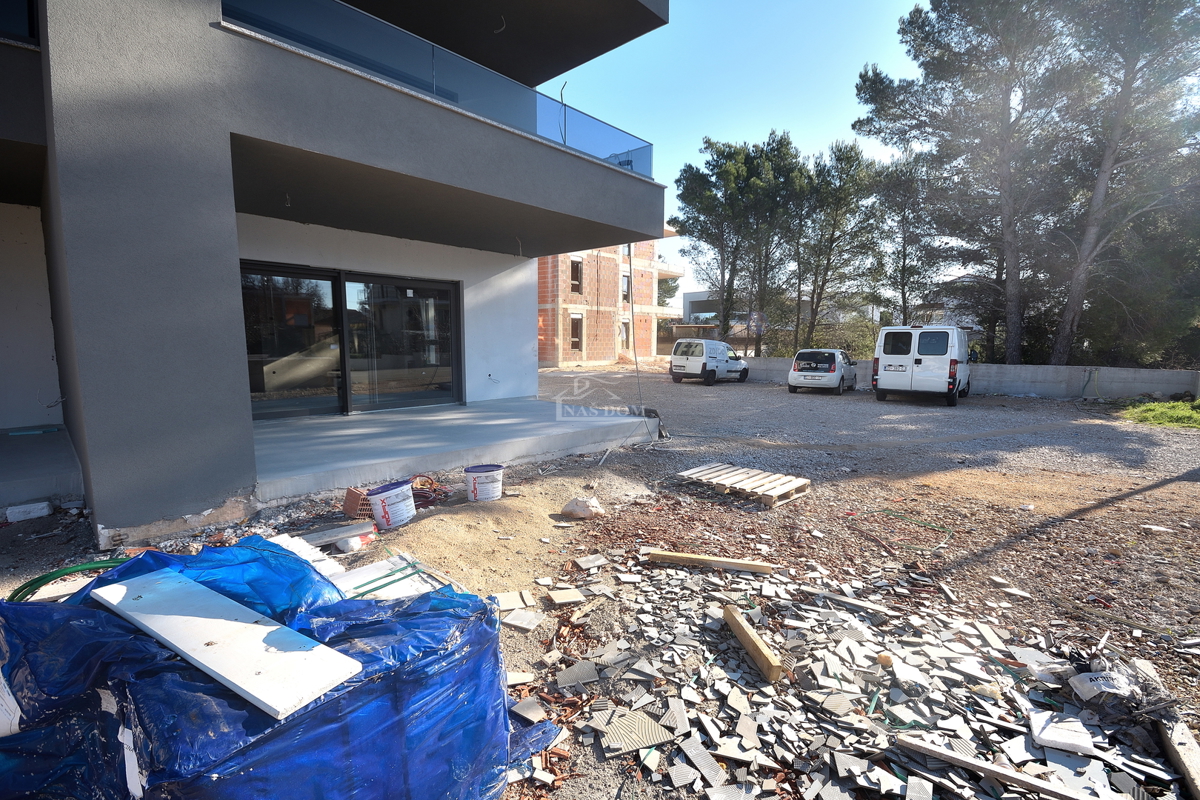 Vodice, SRIMA - Appartamento A-S1 con giardino, a 300 m dalla spiaggia