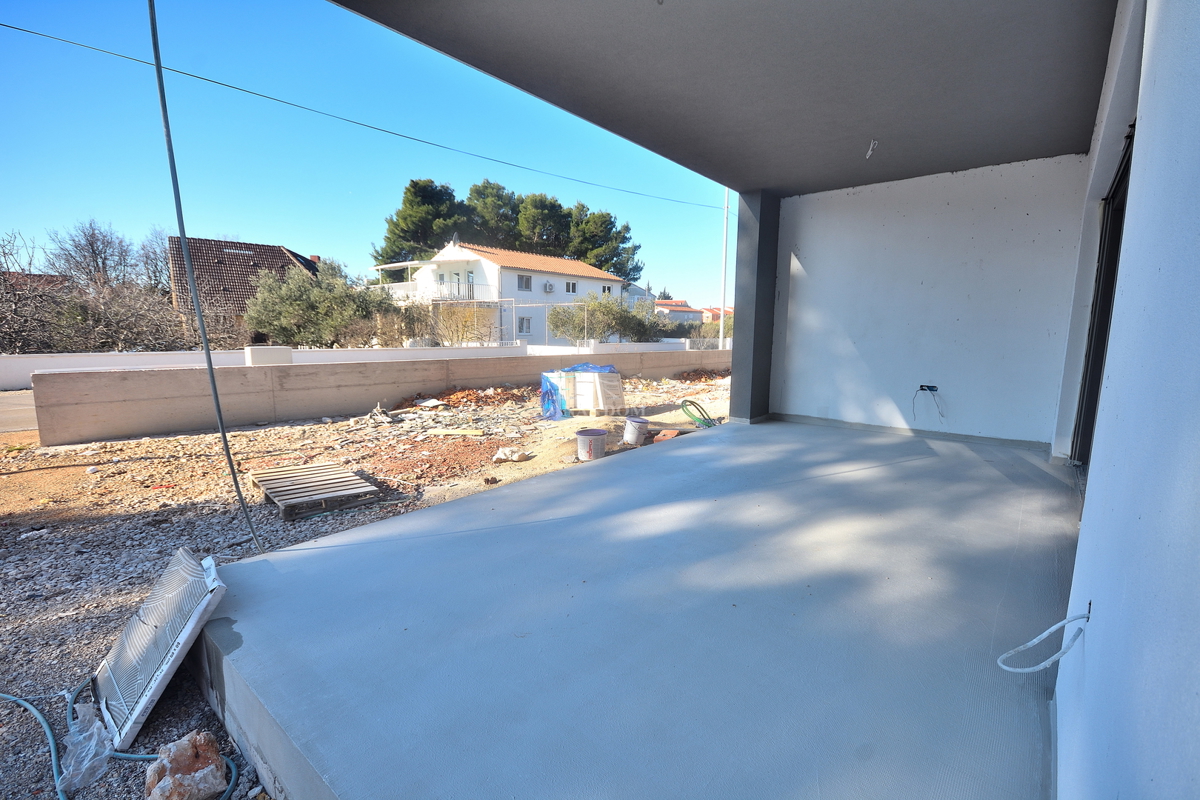 Vodice, SRIMA - Appartamento A-S1 con giardino, a 300 m dalla spiaggia