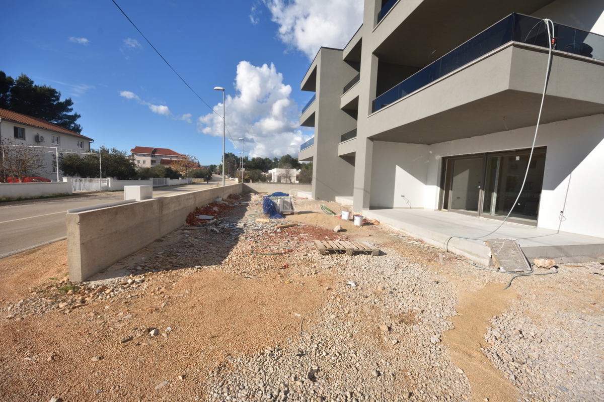 Vodice, SRIMA - Appartamento A-S1 con giardino, a 300 m dalla spiaggia