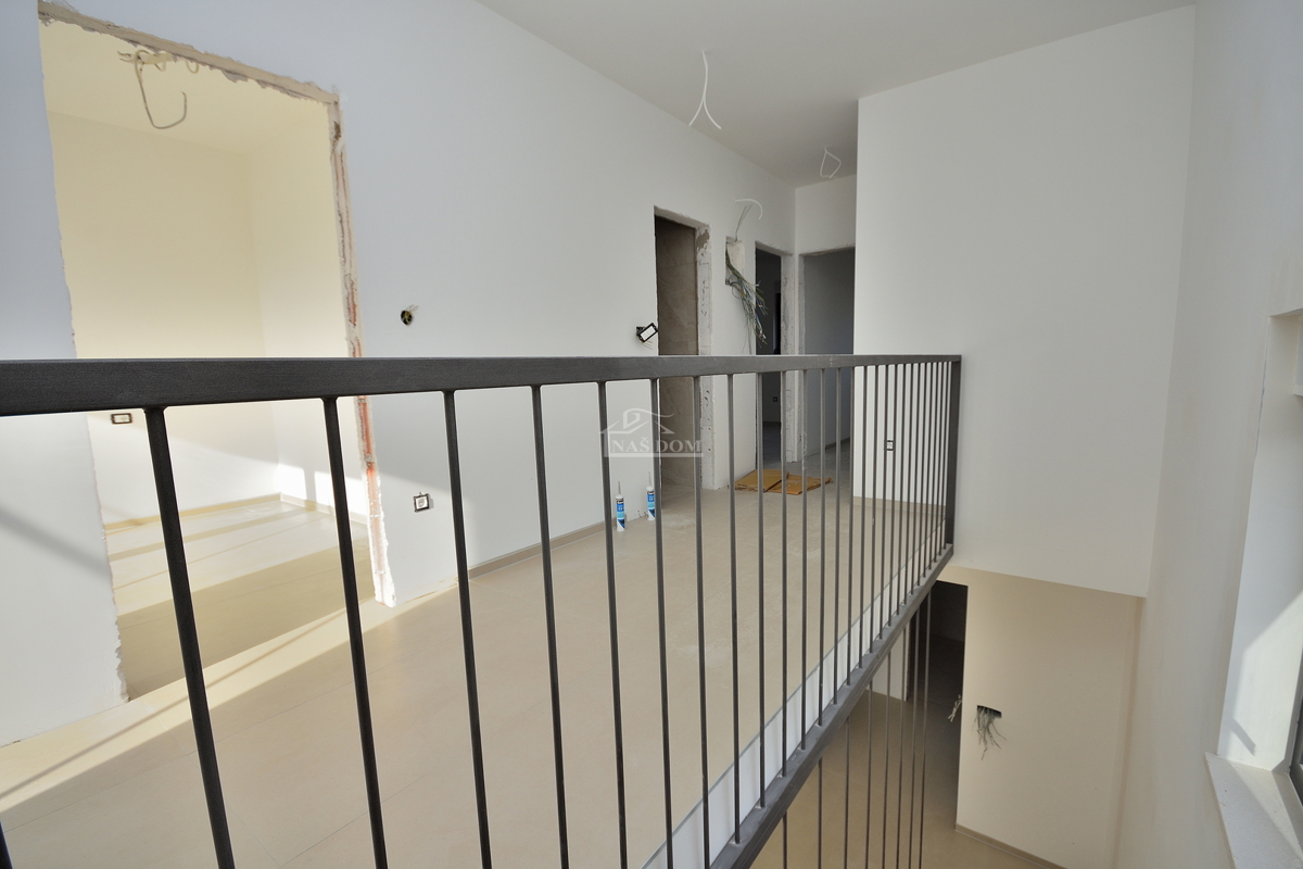 VODICE-*NOVOGRADNJA* S1 Dvojna kuća 550m od plaže