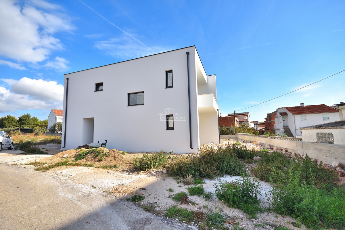 VODICE-*NOVOGRADNJA* S1 Dvojna kuća 550m od plaže