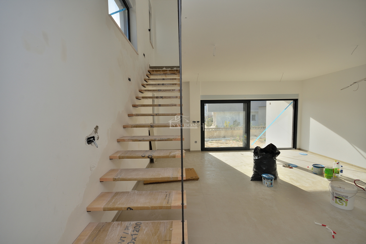 VODICE-*NOVOGRADNJA* S1 Dvojna kuća 550m od plaže