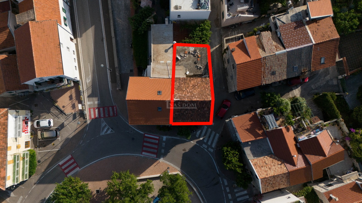 Vodice, Centro - casa da ristrutturare a 400 m dalla spiaggia