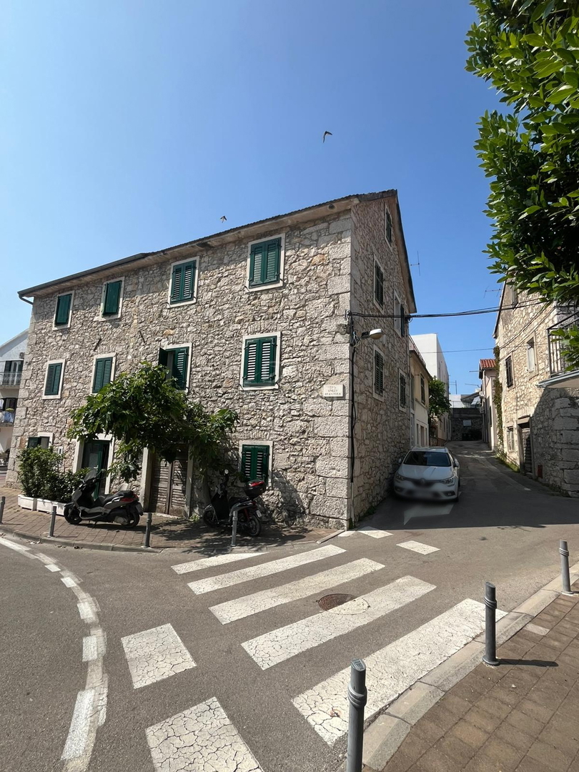 Vodice, Centro - casa da ristrutturare a 400 m dalla spiaggia