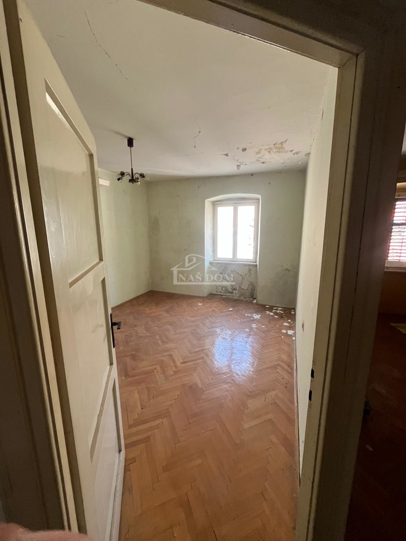 Vodice, Centro - casa da ristrutturare a 400 m dalla spiaggia