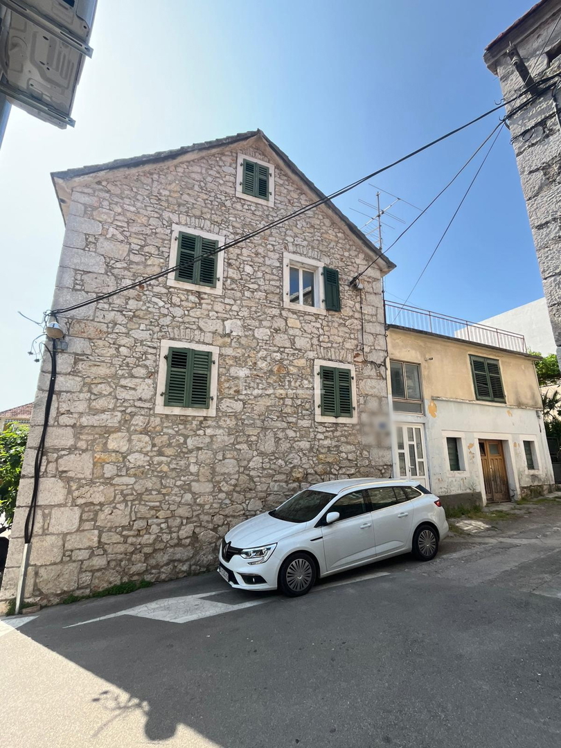 Vodice, Centro - casa da ristrutturare a 400 m dalla spiaggia