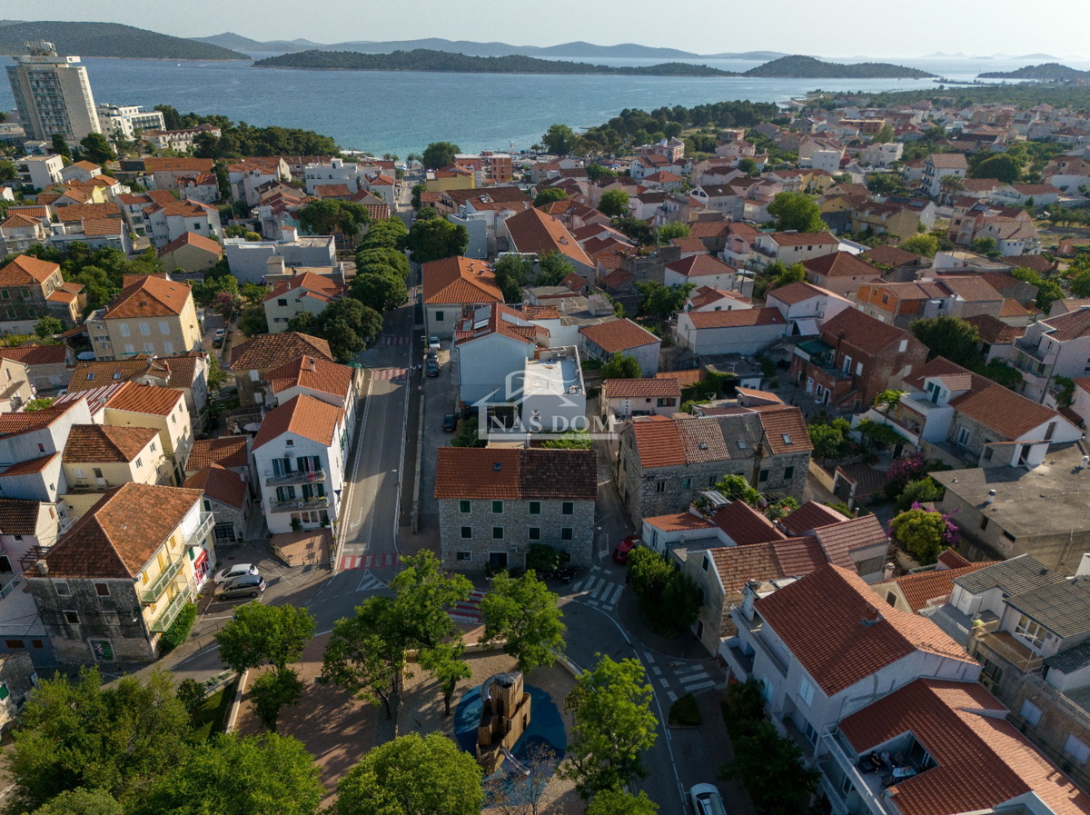 Vodice, Centro - casa da ristrutturare a 400 m dalla spiaggia
