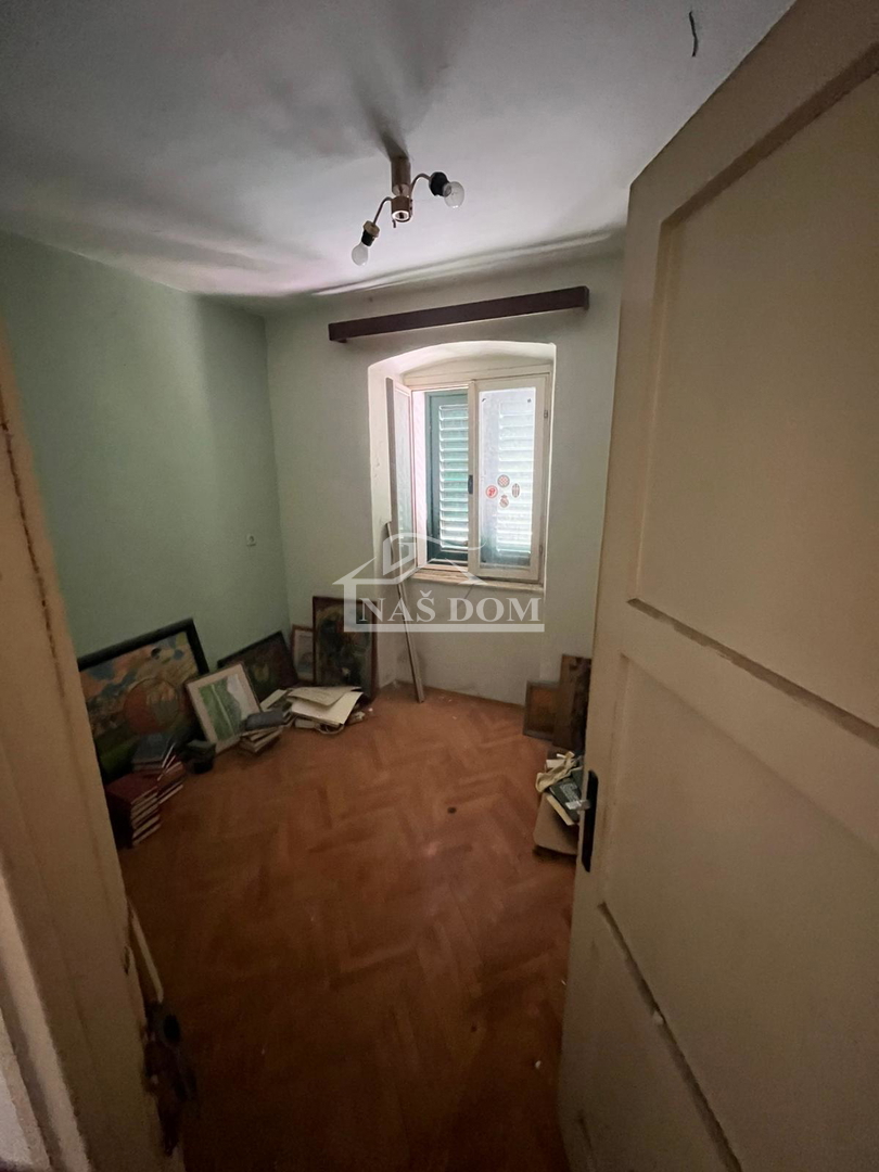 Vodice, Centro - casa da ristrutturare a 400 m dalla spiaggia