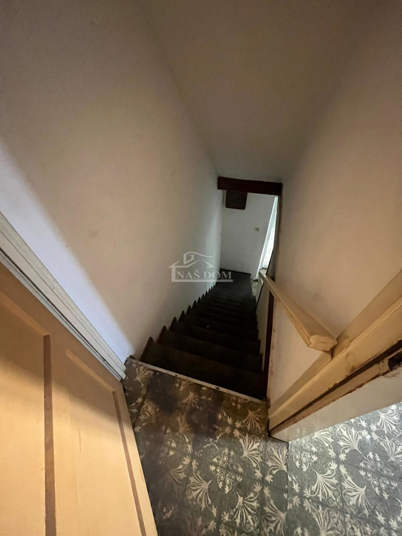 Vodice, Centro - casa da ristrutturare a 400 m dalla spiaggia