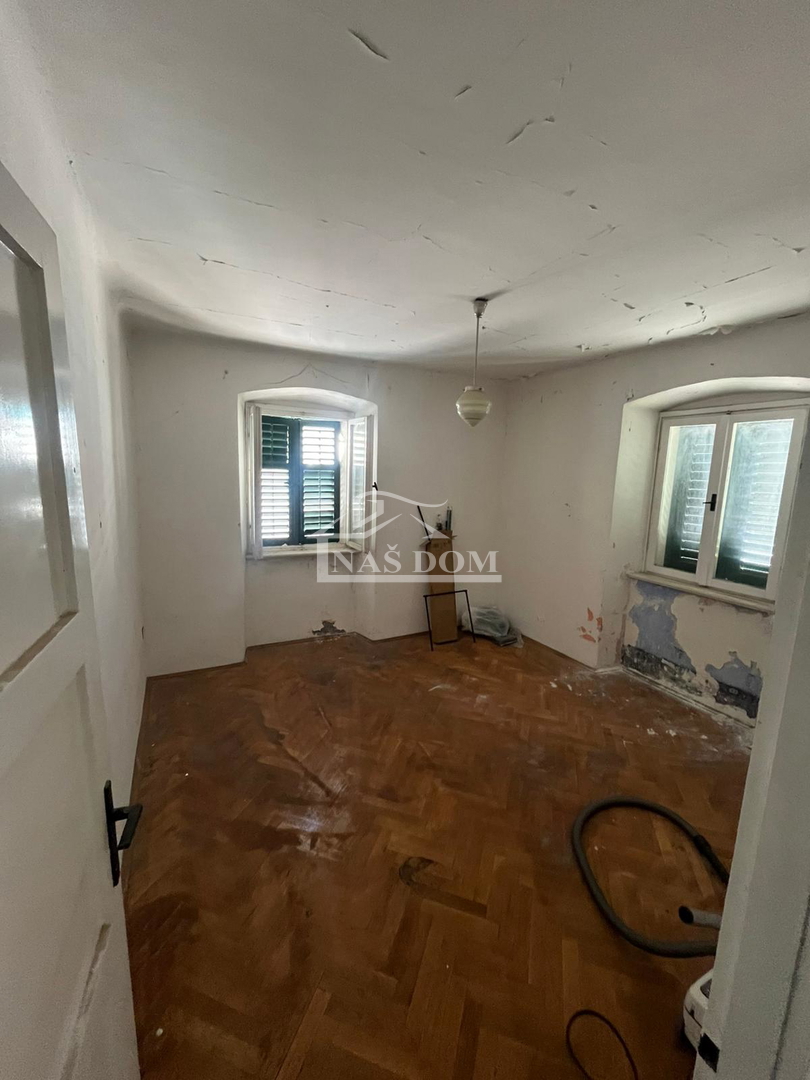 Vodice, Centro - casa da ristrutturare a 400 m dalla spiaggia