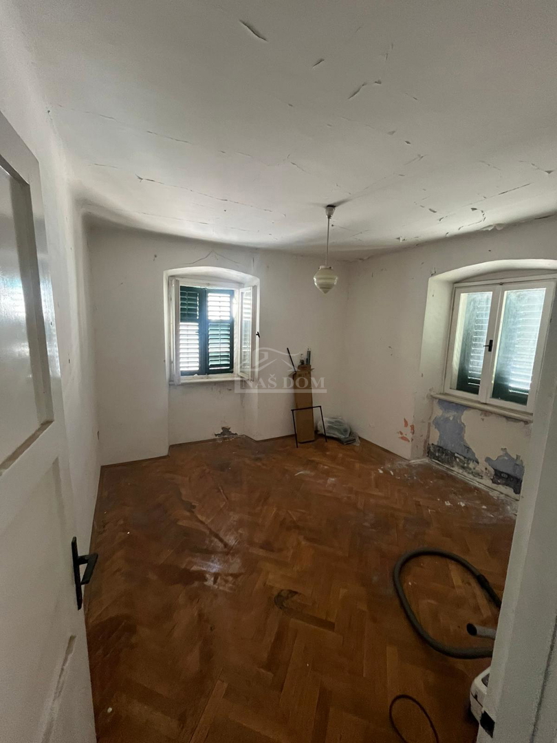 Vodice, Centro - casa da ristrutturare a 400 m dalla spiaggia