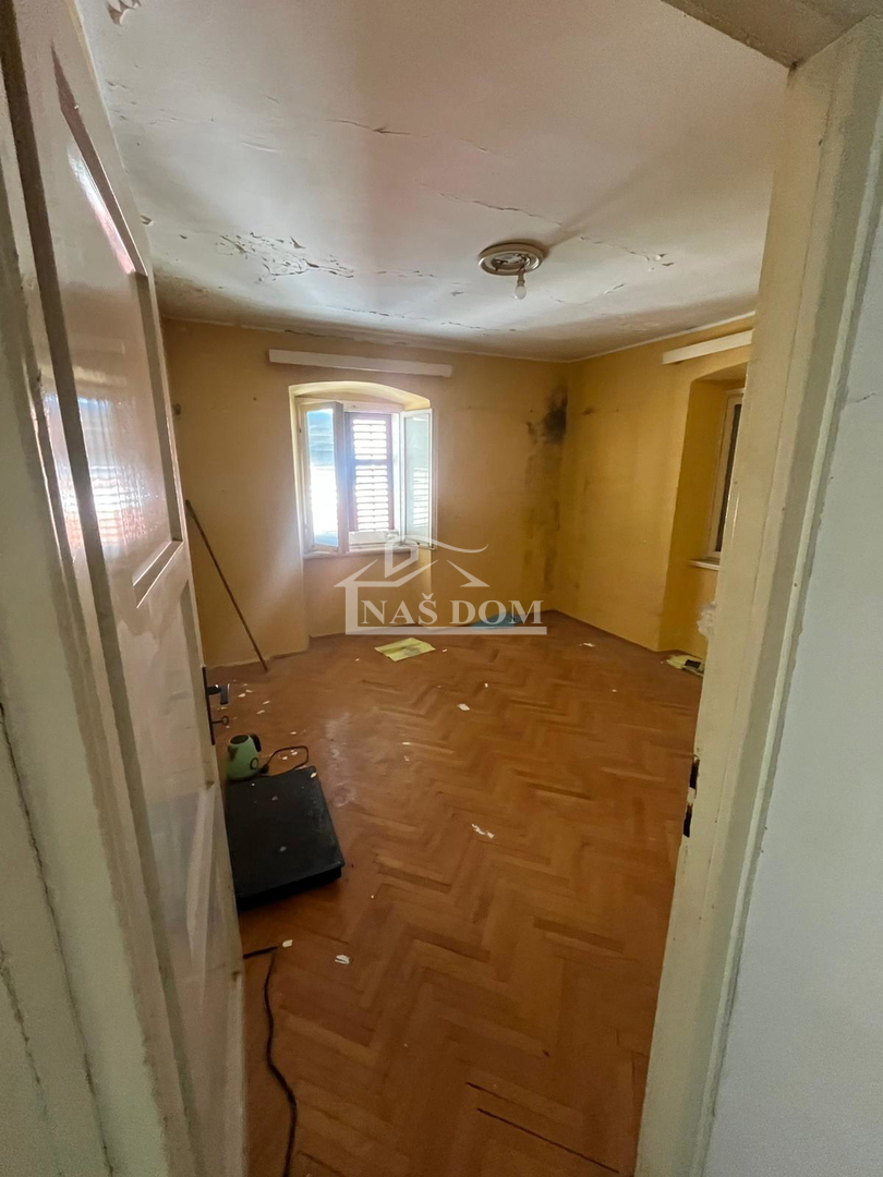 Vodice, Centro - casa da ristrutturare a 400 m dalla spiaggia