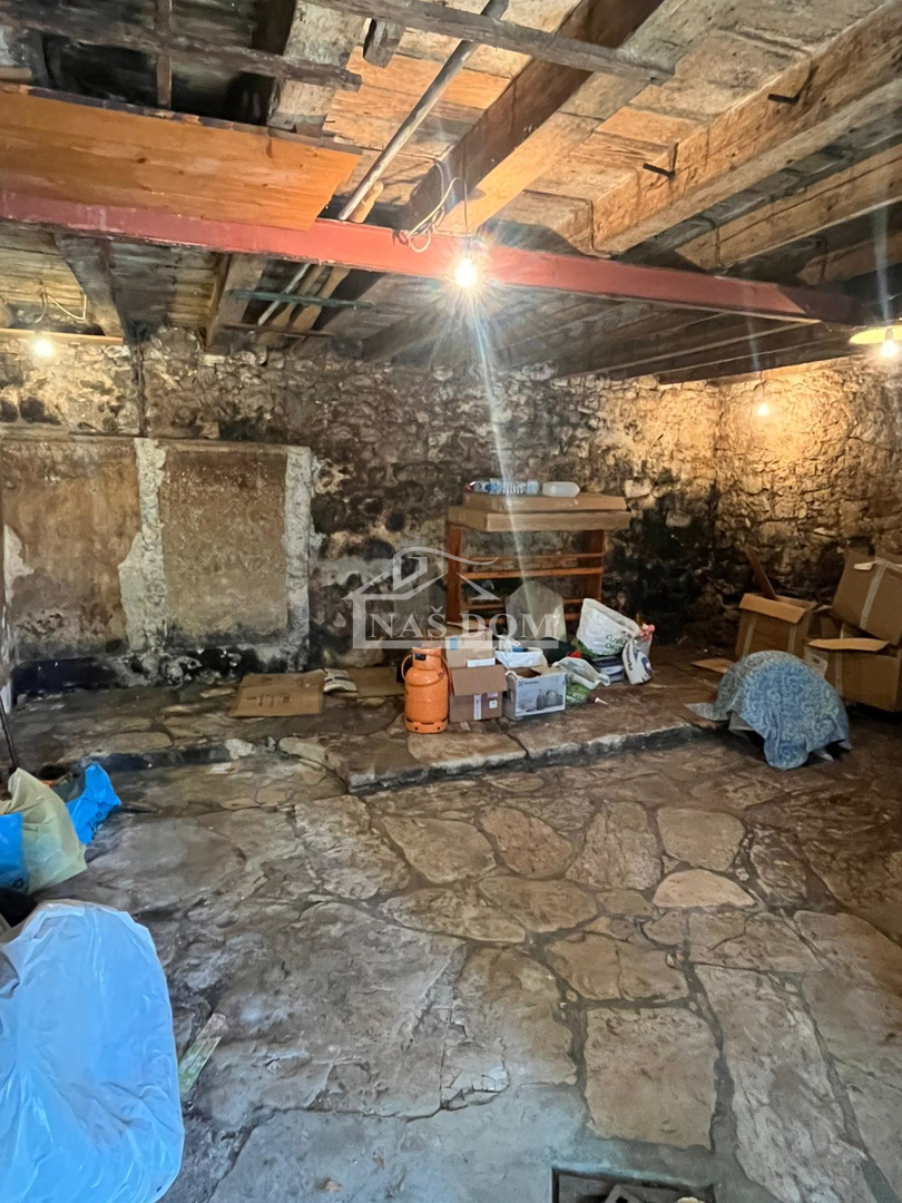 Vodice, Centro - casa da ristrutturare a 400 m dalla spiaggia