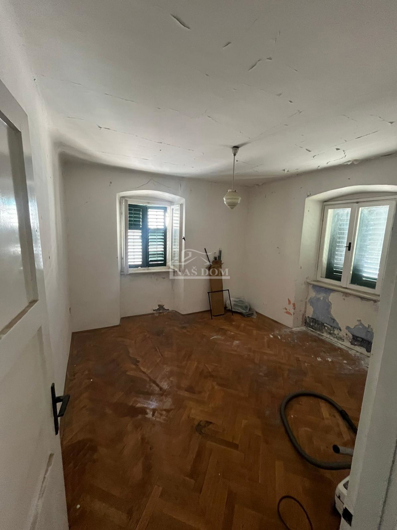 Vodice, Centro - casa da ristrutturare a 400 m dalla spiaggia