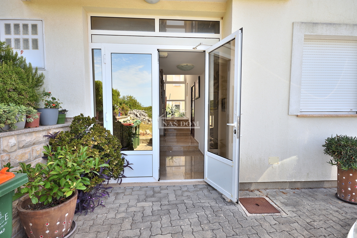 Vodice. Appartamento con due camere da letto al piano rialzato