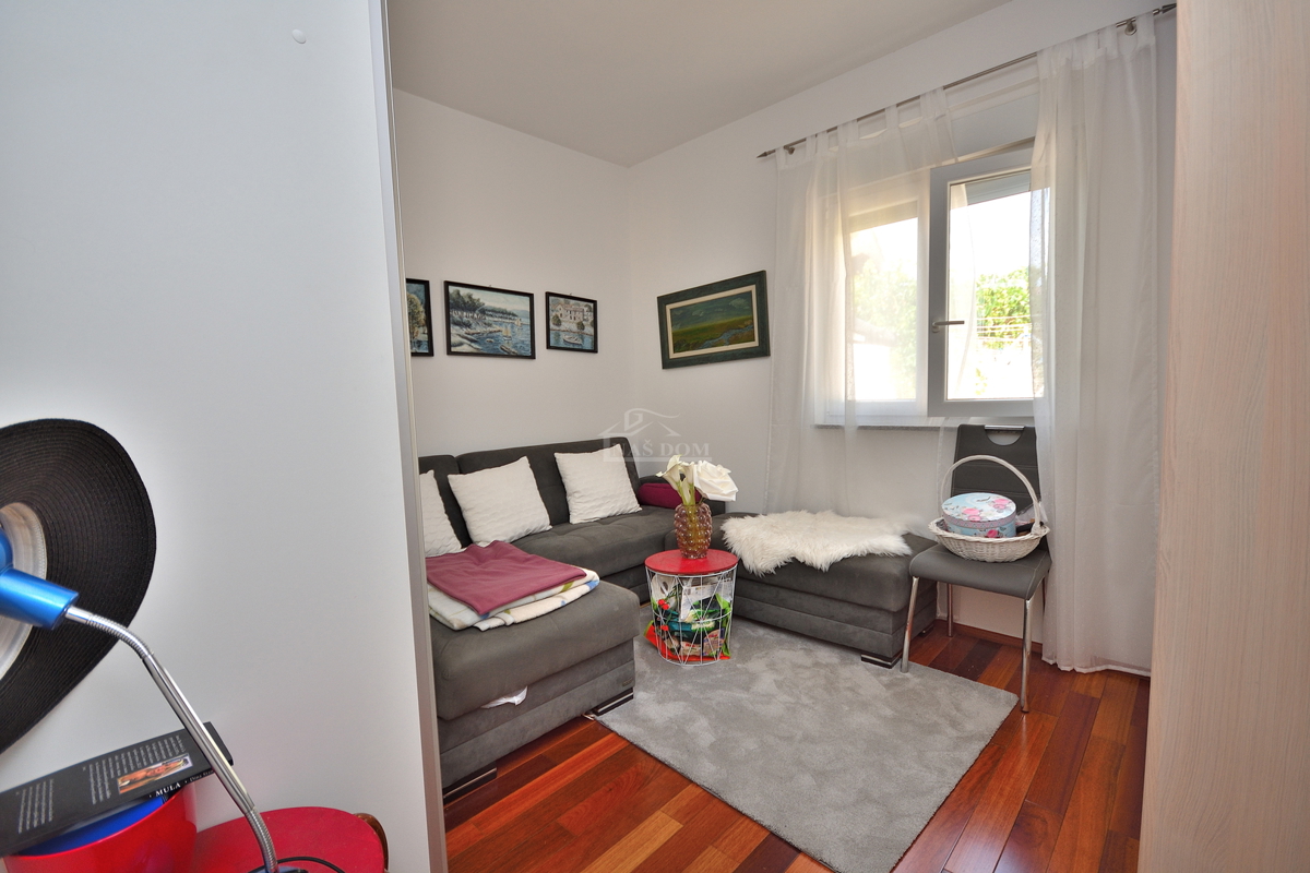 Vodice. Appartamento con due camere da letto al piano rialzato