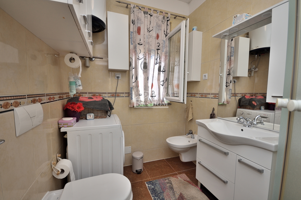 Vodice. Appartamento con due camere da letto al piano rialzato