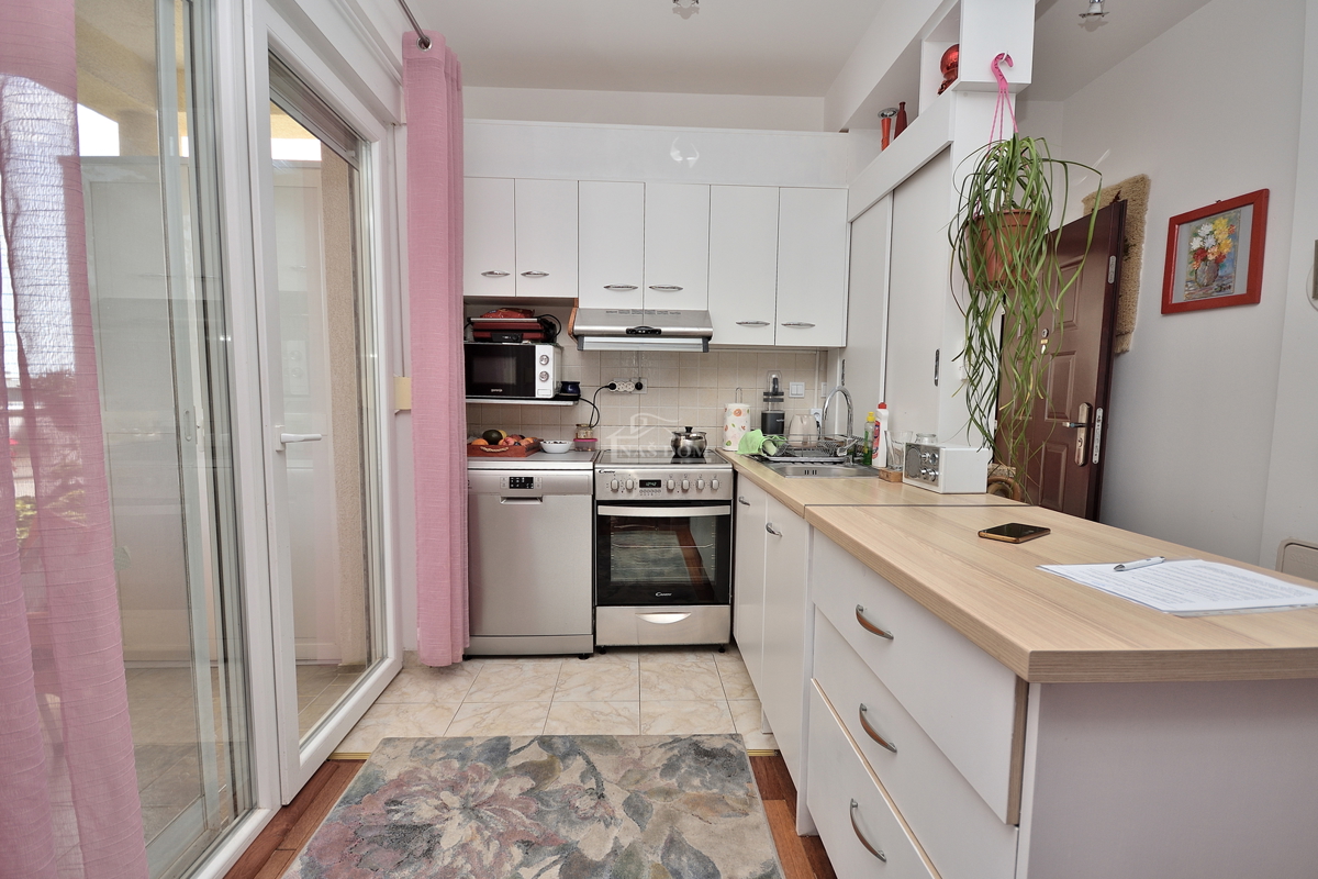 Vodice. Appartamento con due camere da letto al piano rialzato