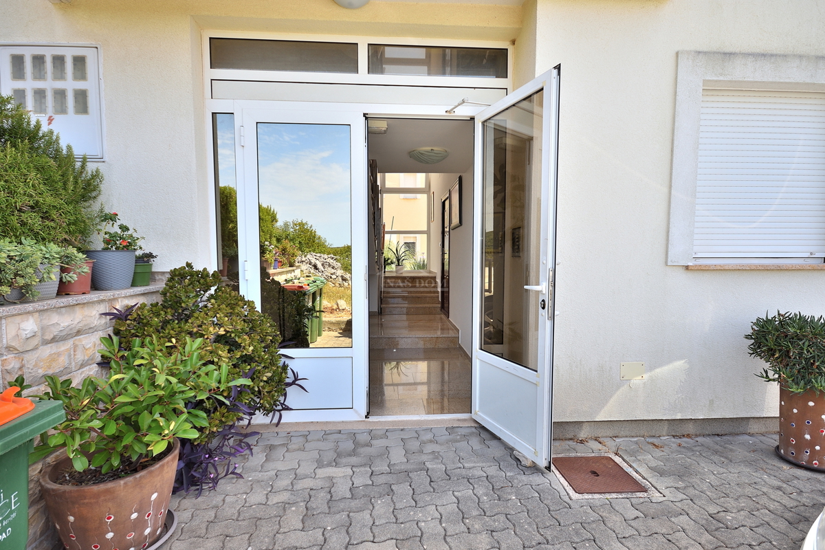 Vodice. Appartamento con due camere da letto al piano rialzato