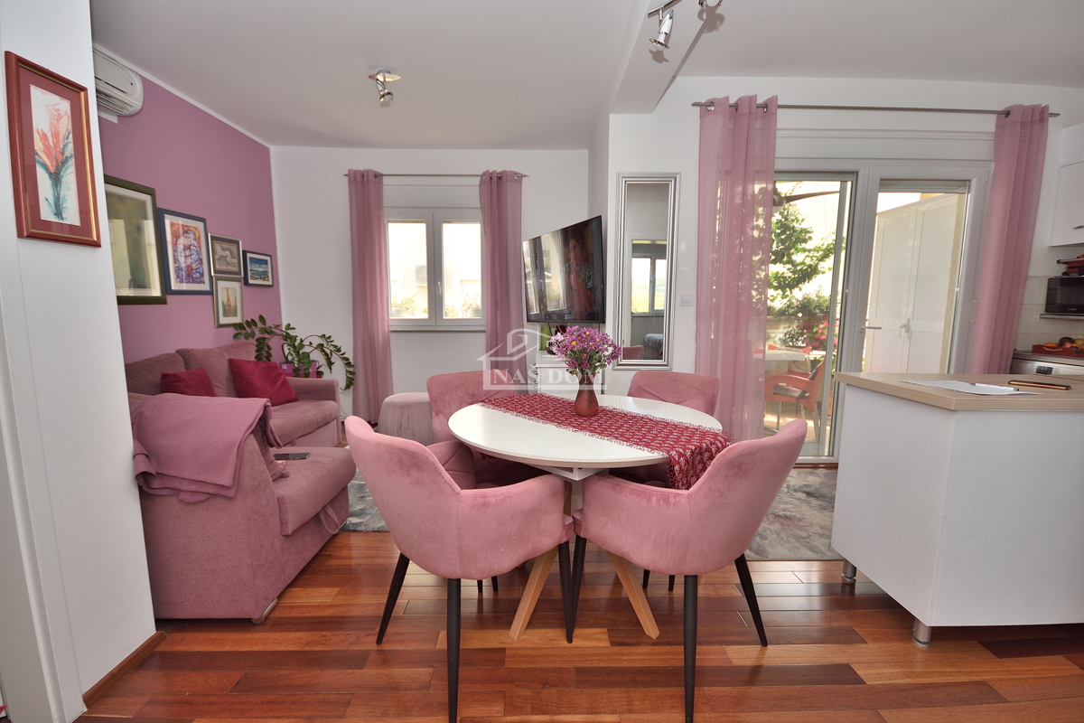 Vodice. Appartamento con due camere da letto al piano rialzato