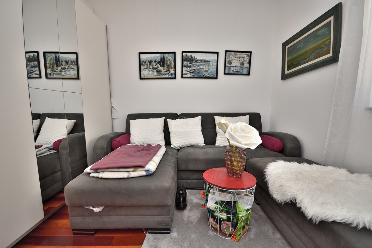 Vodice. Appartamento con due camere da letto al piano rialzato