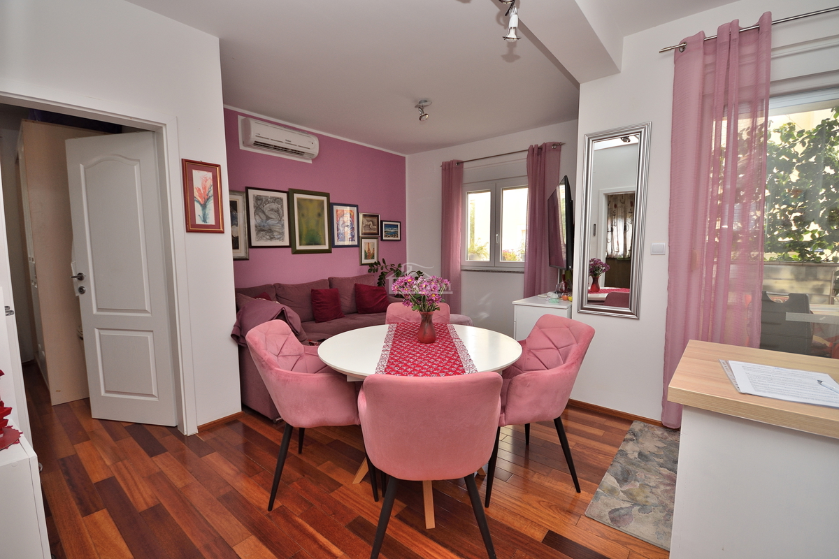 Vodice. Appartamento con due camere da letto al piano rialzato