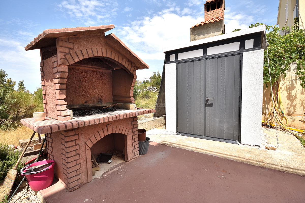 Vodice. Appartamento con due camere da letto al piano rialzato