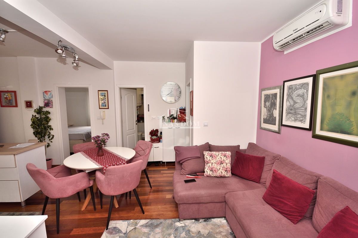 Vodice. Appartamento con due camere da letto al piano rialzato