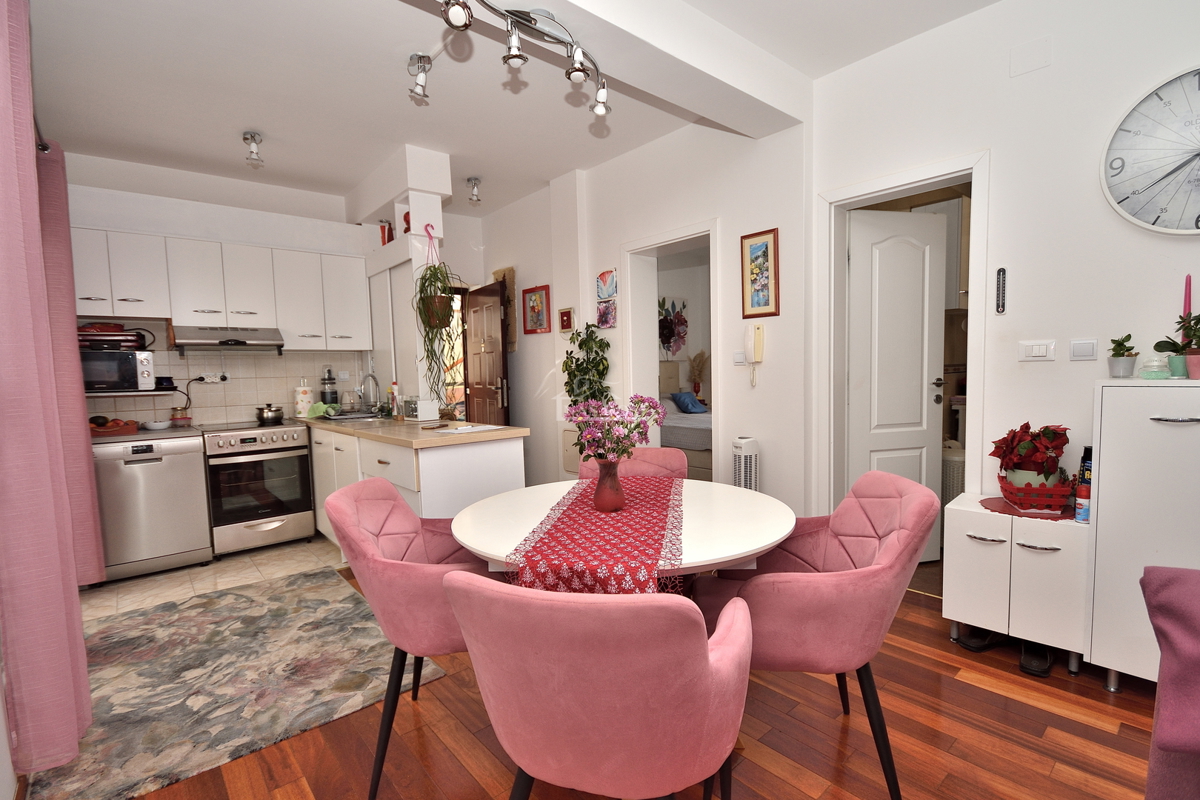 Vodice. Appartamento con due camere da letto al piano rialzato