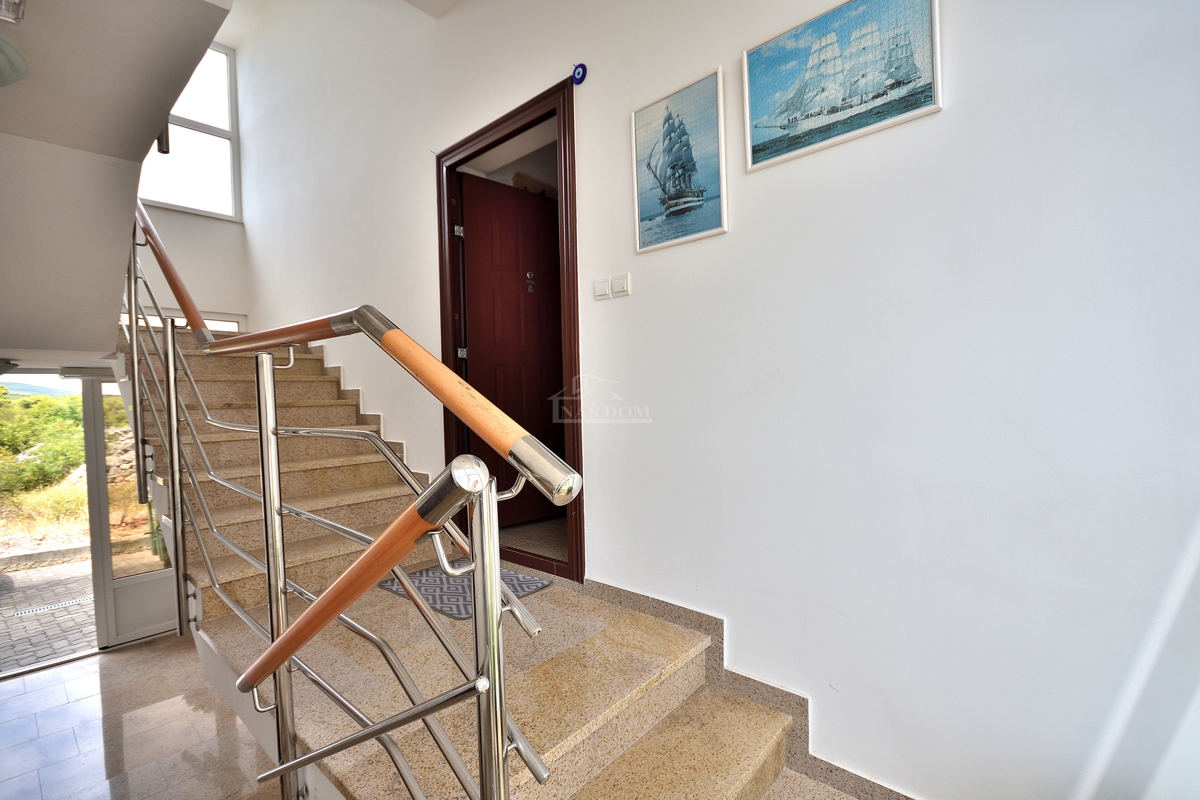 Vodice. Appartamento con due camere da letto al piano rialzato