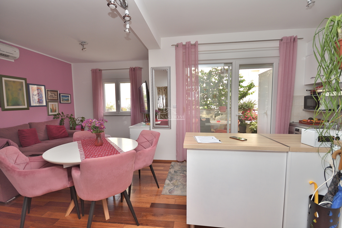 Vodice. Appartamento con due camere da letto al piano rialzato