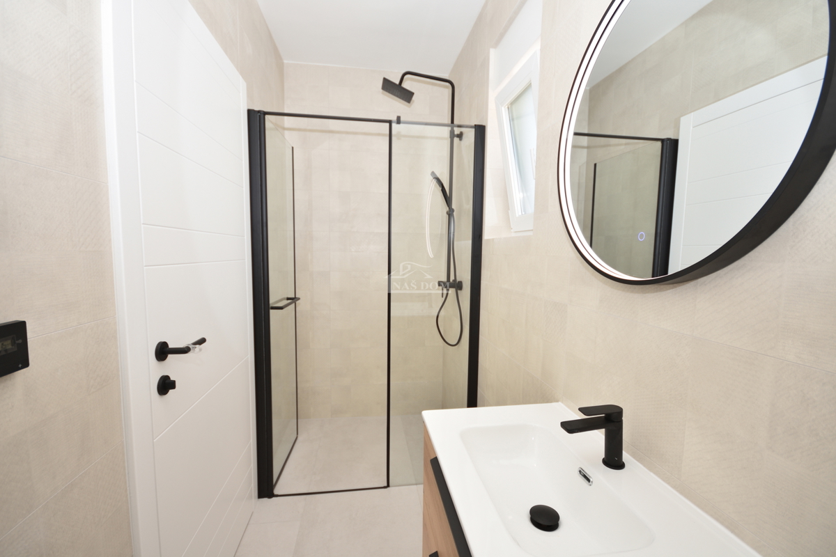 Vodice - Appartamento S3 al primo piano con terrazza sul tetto, vista mare