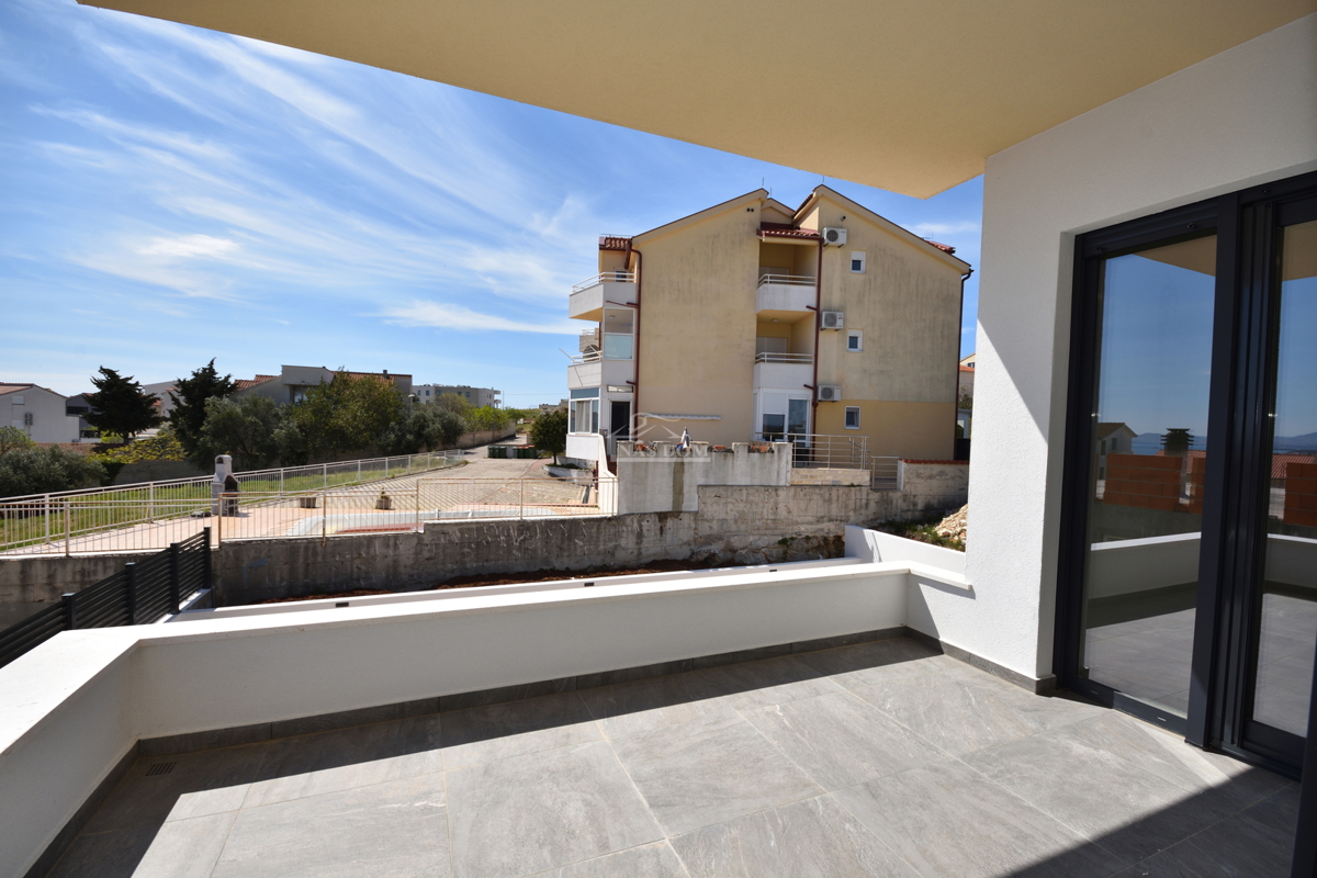 Vodice - Appartamento S3 al primo piano con terrazza sul tetto, vista mare