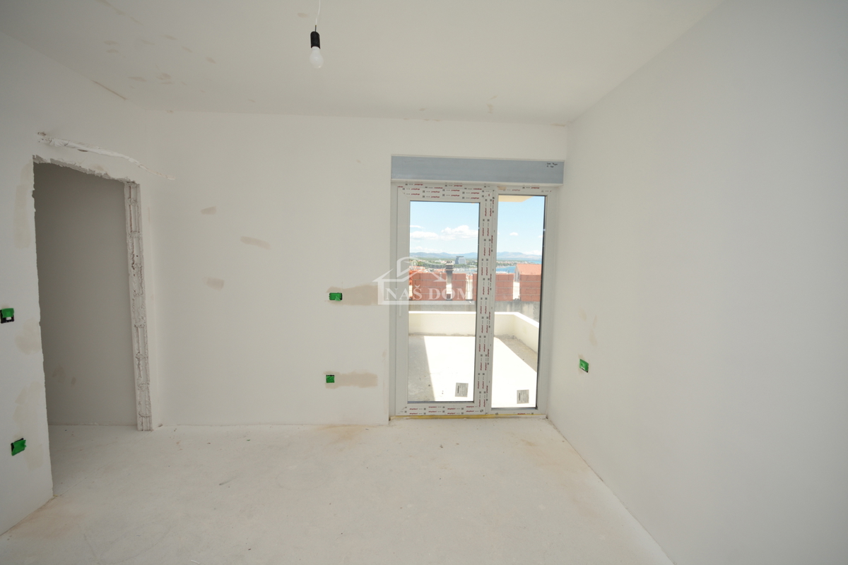 Vodice - Appartamento S3 al primo piano con terrazza sul tetto, vista mare