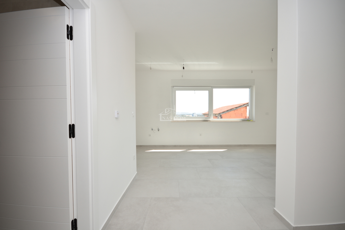 Vodice - Appartamento S3 al primo piano con terrazza sul tetto, vista mare