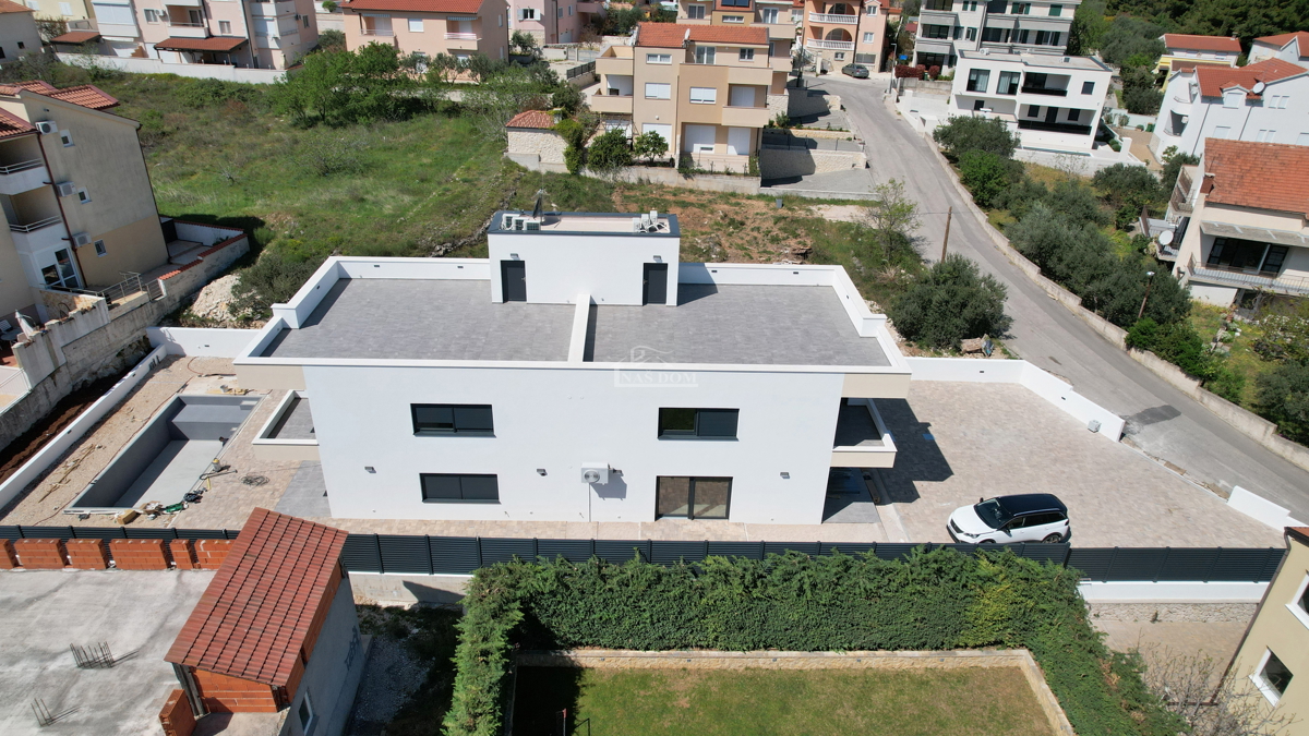 Vodice - Appartamento S3 al primo piano con terrazza sul tetto, vista mare