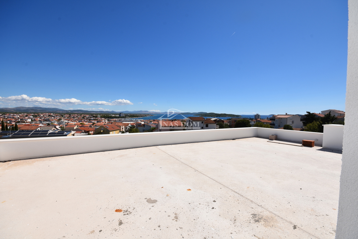 Vodice - Appartamento S3 al primo piano con terrazza sul tetto, vista mare