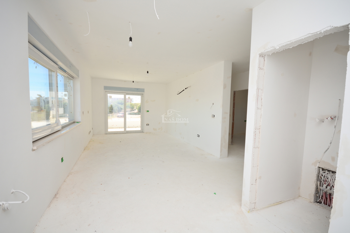 Vodice - Appartamento S3 al primo piano con terrazza sul tetto, vista mare