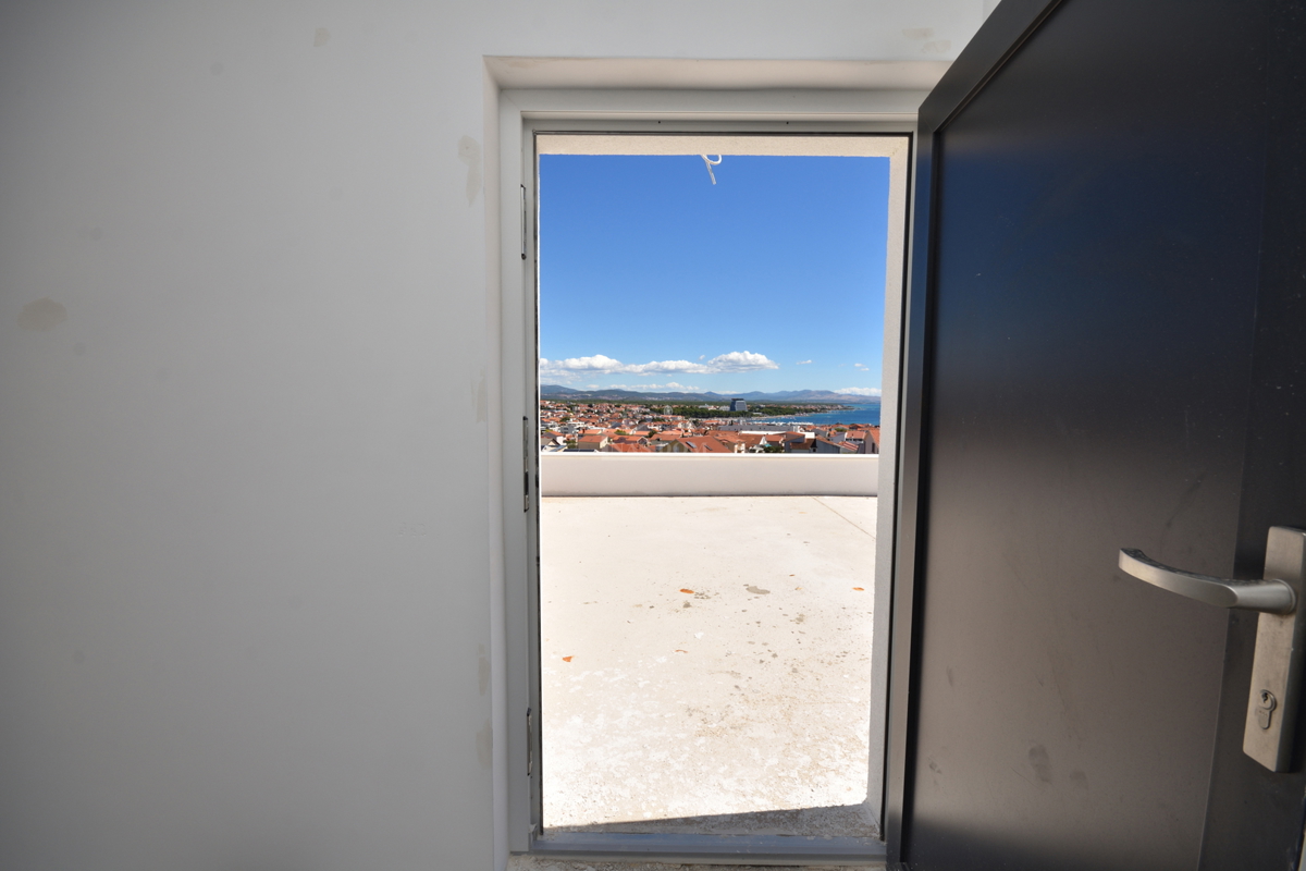 Vodice - Appartamento S3 al primo piano con terrazza sul tetto, vista mare